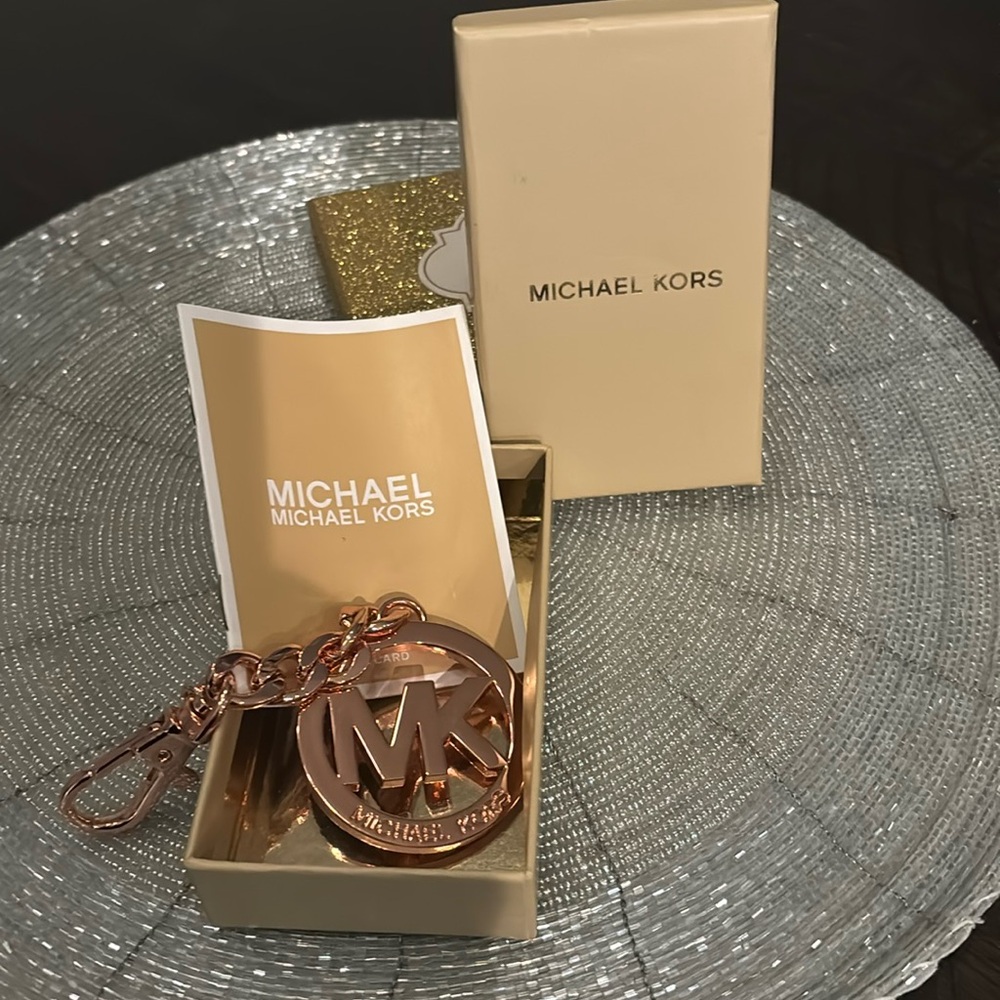 purse charm/ keychain. Never been used in box . No scratch/marks. Excel cond.